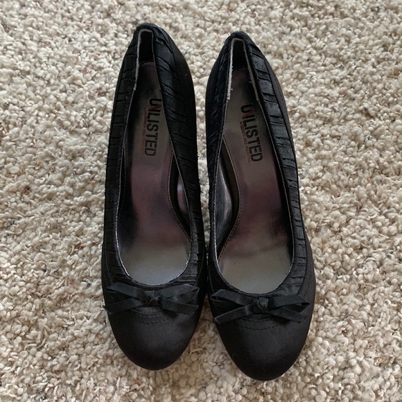 Black Heels with Bows on the Toe (7 1/2) - Picture 2 of 7